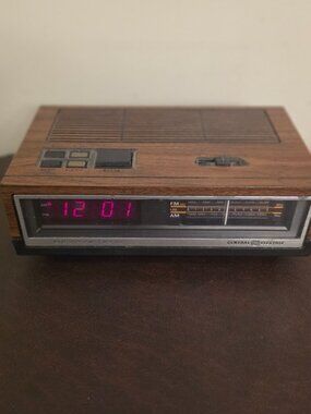 General Electric Model #7-4624B Vintage Digital Alarm AM/FM Clock Radio